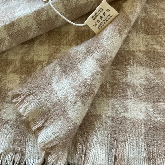 PRETTY PERSUASIONS Scarf Wrap with 1 1/2" Fringe NWT - Picture 4 of 5